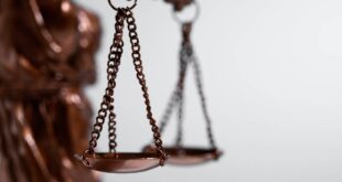 Plano fechado da balança da Justiça