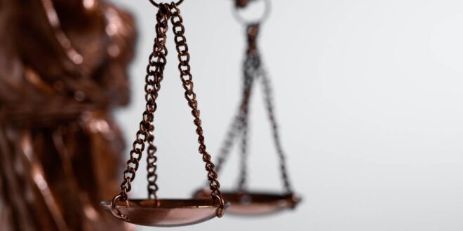 Plano fechado da balança da Justiça
