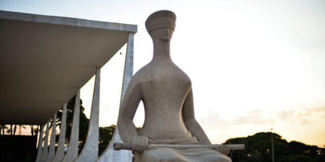 Fachada do Supremo Tribunal Federal (STF) com estátua A Justiça, de Alfredo Ceschiatti, em primeiro plano. Foto: Marcello Casal Jr/ Agência Brasil
